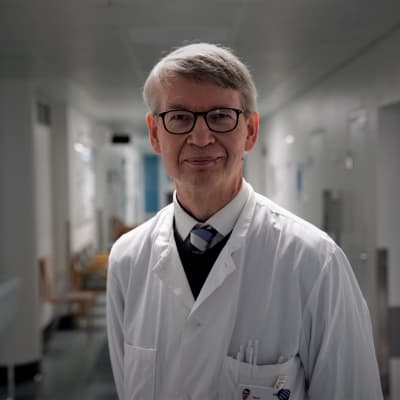Tero Tapani Kivelä (s. 1960) on suomalainen silmätautien erikoislääkäri.