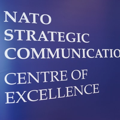 NATO STRATEGIC COMMUNICATIONS - Roll up kokoushuoneessa.
