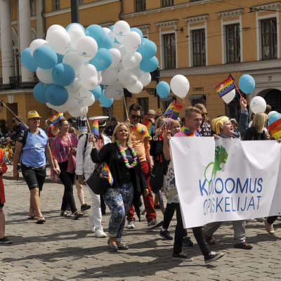 Samlingspartiets studerandeförbund går i Prideparaden 2018.