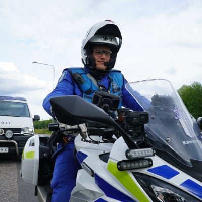 Vanhempi konstaapeli Teppo Rainio, Hämeen poliisi istuu poliisimoottoripyörän päällä ratsiapisteellä.