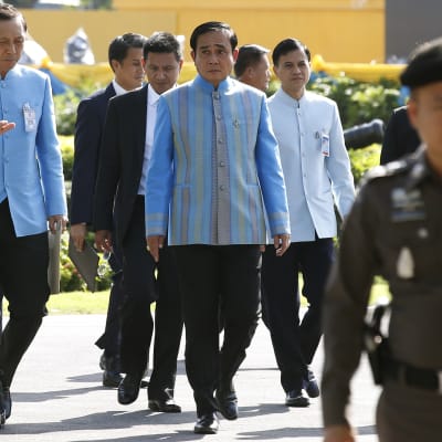 Thailands premiärminister och juntaledare Prayut Chan-o-cha (i mitten) i regeringskvarteren i Bangkok 9.8.2016