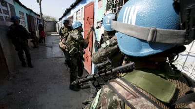 FN-soldater gör en räd i Cité Soleil i februari år 2007.