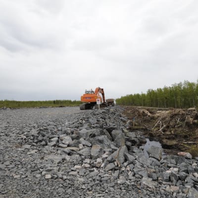 Grävmaskin står parkerad på vägbygget som ska gå till Fennovoimas kärnkraftverk i Hanhikivi