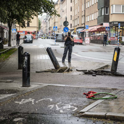 En mindre lastbil som krockade med en taxibil på Götgatan i Stockholm och sedan smet från olycksplatsen orsakade ett stort polispådrag den 13 juni 2017.