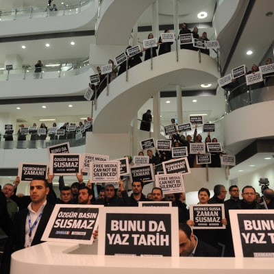 Antällda vid tidningen Zaman och anhängare till Fethullah Gülen väntar på att polisens räder mot medier ska inledas. 14.12.2014