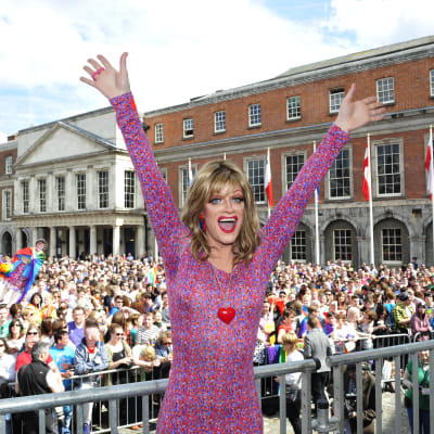 Gayaktivisten Rory O'Neill jublar över folkomröstningsresultatet i Dublin.