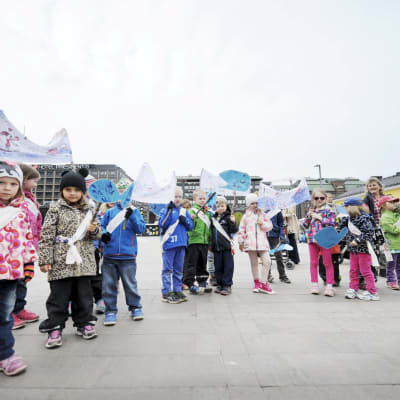 Barn från språkbadsdagiset Sälen deltog i demonstrationen för Östersjön.