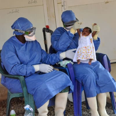 Läkare i Conakry, Guinea visar upp babyn Noubia, den sista ebolapatienten i landet efter att hon tillfrisknat i november 2015