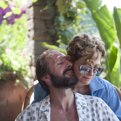 Ralph Fiennes och Tilda Swinton kind mot kind i öm omfamning