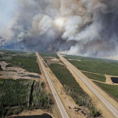 Bild på skogsbranden söder om Fort McMurray, Alberta 5.5.2016