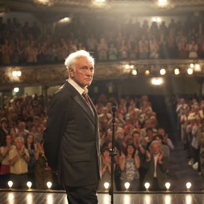 Terence Stamp on Arthur elokuvassa Laulu Marionille. Taustalla Elizabeth (Gemma Arterton)