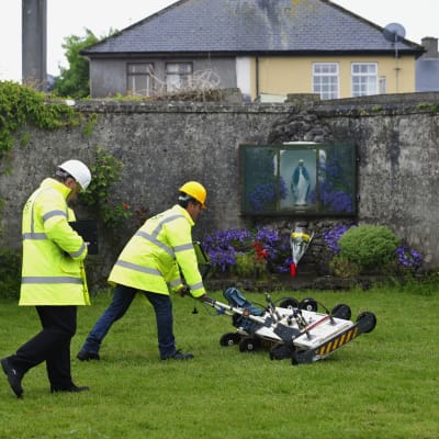 Marken vid ett tidigare barnhem i Irland undersöks efter att en massgrav hittats i området.