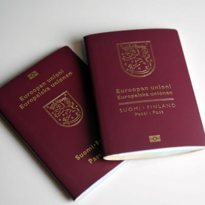 Bild på två finländska pass.
