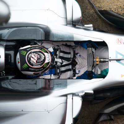 Vatteri Bottas i sin Mercedesbil.