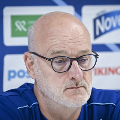 Henrik Dettmann katsoo alaspäin Susijengin lehdistötilaisuudessa.