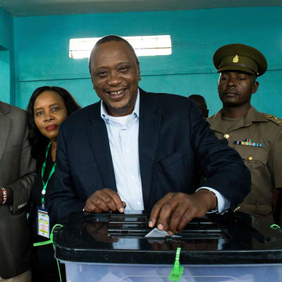 President Uhuru Kenyatta röstar i presidentvalet.
