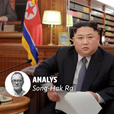 Kim Jong-Un sitter med en pappersbunt i handen.