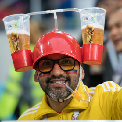 Supporter med öl under VM 2018.