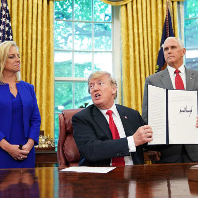 USA:s president Donald Trump tillsammans med inrikessäkerhetsministern Kirstjen Nielsen och vice president Mike Pence, efter att Trump undertecknat presidentordern. 