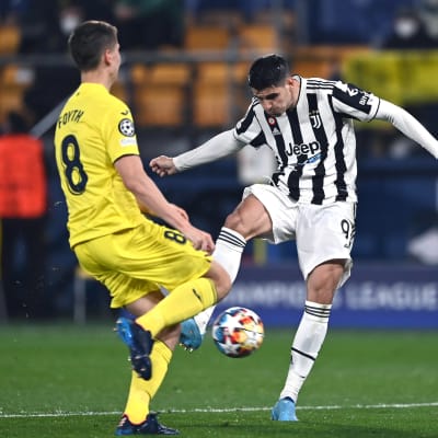 Villarreal ja Juventus päätyivät 1-1-tasapeliin Espanjassa. Kuvassa Juan Foyth ja Juventuksen Alvaro Morata.