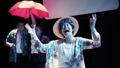 Carla Fri spelar semesternjutare som drabbas av regn i "Den nya gudomliga komedin".
