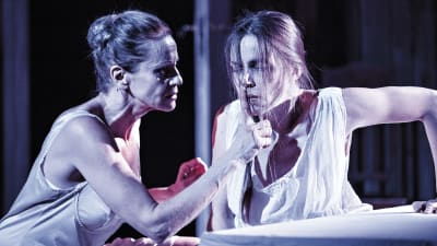Ylva Ekblad och Maria Salomaa i "Edith - Skrattande strimma av en scharlakanssol" på Wasa teater