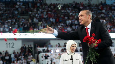 Turkiets president Recep Tayyip Erdogan kastar rosor.