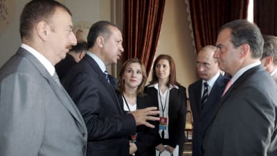 Ilhan Aliyev med Turkiets och Rysslands presidenter.