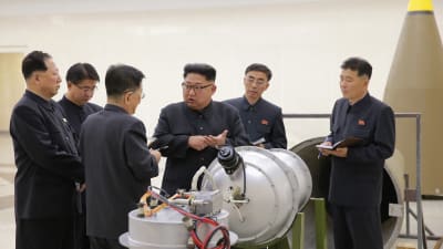 Nordkoreas ledare Kim Jong-Un inspekterar en del av det som sägs vara en vätebomb.