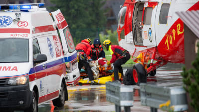 En person som skadats av det häftiga åskvädret i Tatrasbergen den 22 augusti 2019 förs bort med ambulans i staden Zakopane i Polen.