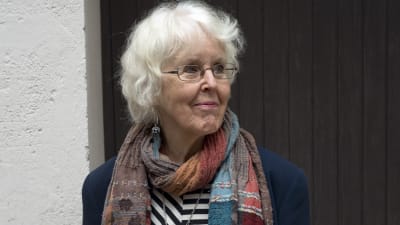 Birgitta Boucht iförd en grann halsduk.