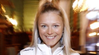 Frida Karlsson poserar efter segern i Holmenkollen 2020.