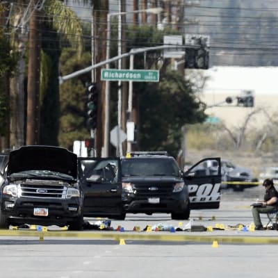 Gärningsmännens sönderskjutna flyktbil efter masskjutningen i San Bernardino i Kalifornien.