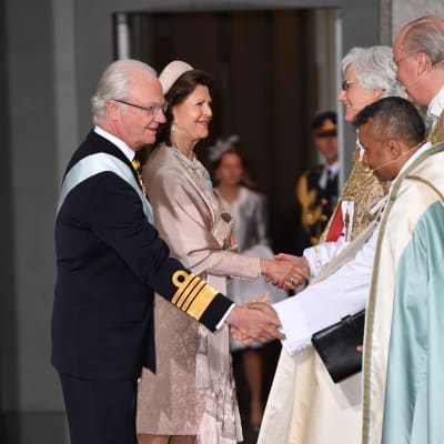 Kung Carl XVI Gustaf och drottning Silvia på prins Oscars dop.