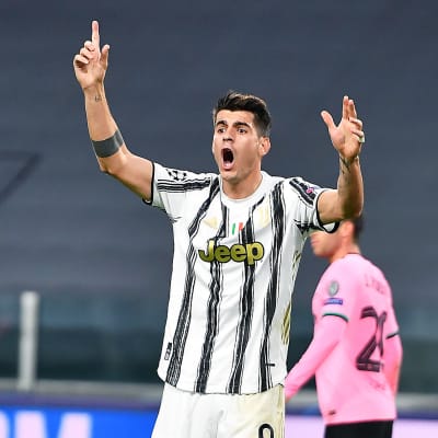 Alvaro Morata protesterar högljutt.