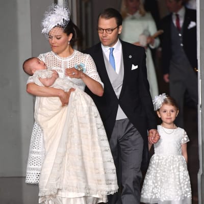 Kronprinsessan Victoria och prins Daniel med prinsessan Estelle och prins Oscar.