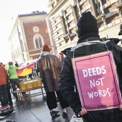 "Handlingar, inte ord" står det på den här demonstrantens skylt. Elokapina (den internationella miljörörelsen Extinction Rebellions finska gren) demonstrerade utanför jord- och skogsbruksministeriet i Helsingfors den 18 november. 