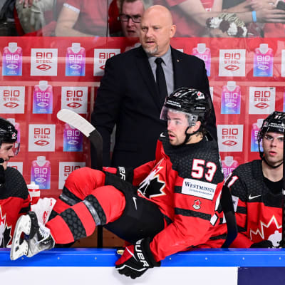 Kanadan päävalmentaja Andre Tourigny jakaa ohjeita vaihtoaitiossa jääkiekon MM-kisoissa Riiassa 2023.
