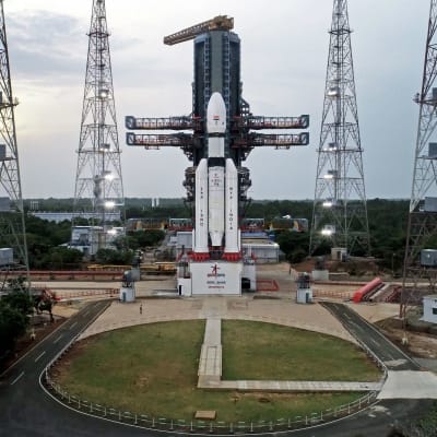 Den vita Chandrayaan-3-raketen från den indiska rymdforskningsorganisationen väntar på att skjutas upp mot månen.