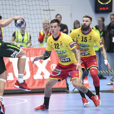 Nico Rönnberg och Teemu Tamminen ser på medan en motståndare anfaller.
