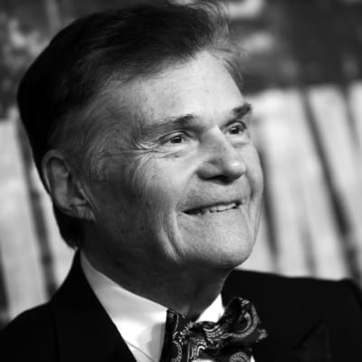 Svartvit bild av Fred Willard som ler och tittar åt sidan.