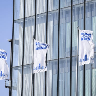 Flaggor med Kones logo på.
