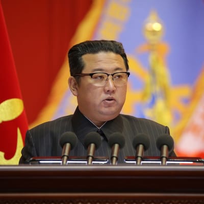 Pohjois-Korean johtaja Kim Jong-Un puhuu.