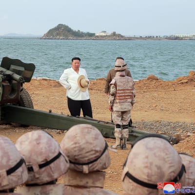Ett odaterat fotografi från år 2022 av Nordkoreas ledare Kim Jong-Un som överser en militärövning med eldrörsartilleri med lång räckvidd.