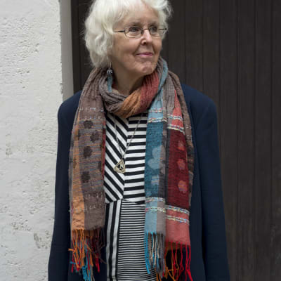 Birgitta Boucht iförd en grann halsduk.