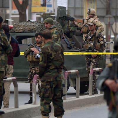 Afghanska säkerhetsstyrkor utanför Kabuls största militärsjukhus under en pågående terrorattack 8.3.2017