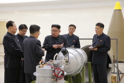 Nordkoreas ledare Kim Jong-Un inspekterar en del av det som sägs vara en vätebomb.