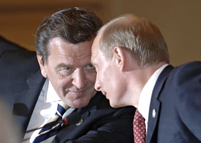 Gerhard Schröder och Vladimir Putin stirrar på varandra.