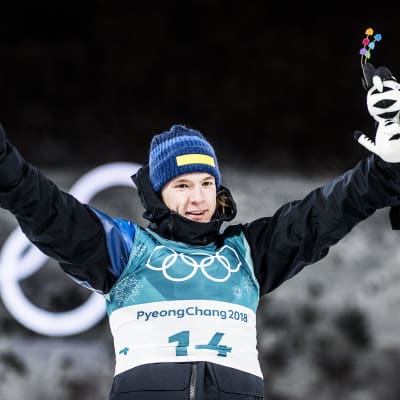 Sebastian Samuelsson tar emot en maskot vid OS i Pyeongchang 2018.