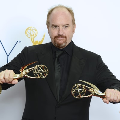 Komikern Louis CK efter vinst på Emmygalan 2012. 